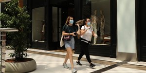 κορωνοϊός κοπέλες με μάσκες σε εμπορικό κατάστημα