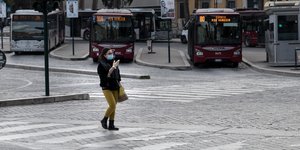 Γυναίκα φορά μάσκα λόγω του κορωνοϊού