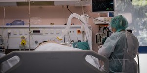 Νοσοκομείο Σωτηρία γιατρός προστατευτική στολή