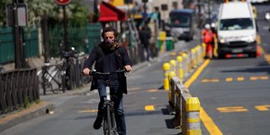 Ποδηλάτης με μάσκα σε δρόμο του Παρισιού