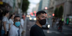 Κορωνοϊός Άνδρας με μάσκα περπατά σε δρόμο της Ισπανίας