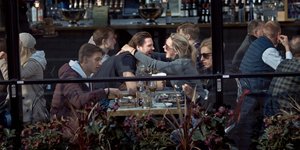 Κόσμος στην Σουηδία απολαμβάνει τον καφέ του παρά τον κορωνοϊό