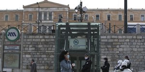 κορωνοϊός γυναίκα με μάσκα στο Σύνταγμα