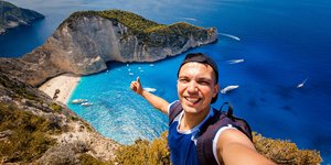 Τουρίστας φωτογραφίζεται με φόντο το Ναυάγιο της Ζακύνθου