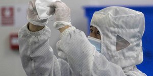 Άνδρας με μάσκα σε εργαστήριο στην Ουχάν