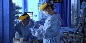 Ερευνητές για τον κορωνοϊό σε νοσοκομείο