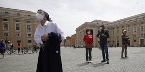 Πολίτες αναμένουν στην ουρά, τηρώντας τις αποστάσεις στο Βατικανό της Ιταλίας