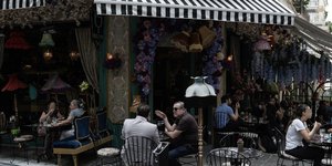 Κόσμος σε καφέ στη Θεσσαλονίκη