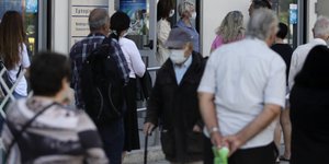 ηλικιωμενος μασκα μπαστουνι 