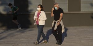 Κόσμος με μάσκες στην Ισπανία