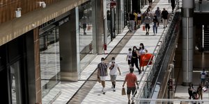 Ανοιξαν τα εμπορικά