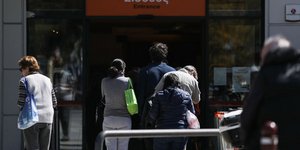 Κόσμος περιμένει στην ουρά έξω από σούπερ μάρκετ,