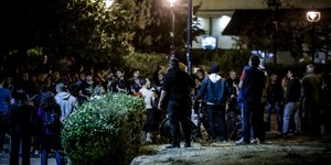 Κόσμος στην πλατεία Αγίου Ιωάννη στην Αγία Παρασκευή