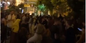 Απίστευτος συνωστισμός το βράδυ του Σαββάτου στου Ψυρρή