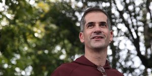 Ο Κώστας Μπακογιάννης με μπορντό μπλούζα