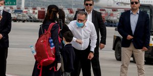 Κουμουτσακος χαιρετάει με αγκώνα