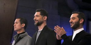 Οι τρεις κριτές του MasterChef 4 στο στούντιο της εκπομπής, με τον Λεωνίδα Κουτσόπουλο να χειροκροτά