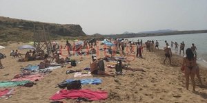 Η παραλία στην Αμνισσό στην Κρήτη γεμάτη κόσμο