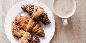 κρουασανάκια με σοκολάτα σε πιάτο και κούπα καφέ