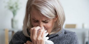 Γυναίκα με μαντίλι στη μύτη