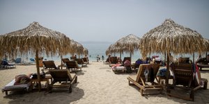 Ξαπλώστερες με αποστάσεις στον Αλιμο