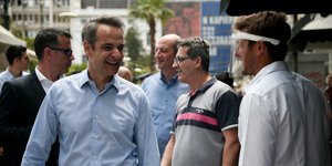 Κυριάκος Μητσοτάκης εστίαση Πειραιάς άντρας με μάσκα