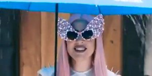 Η Lady Gafa με γκλίτερ γυαλιά και ομπρέλα λέει τον καιρό