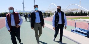 Ο Λευτέρης Αυγενάκης στις εγκαταστάσεις του ΟΑΚΑ περπατά