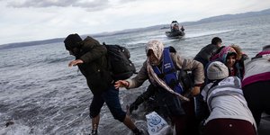 Λέσβος πρόσφυγες και μετανάστες σε βάρκα