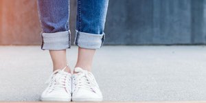 Λευκά sneakers με τζιν παντελόνι