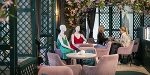 Κούκλες βιτρίνας σε εστιατόριο στην Λιθουανία