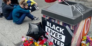 Κόσμος άφησε λουλούδια σε σημείο που σκοτώθηκε αφροαμερικανός από αστυνομικό