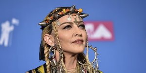 Η Μαντόνα με εκκεντρικό look σε βραβεία