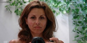 Η Μάγια Τσόκλη κρατά φωτογραφική μηχανή