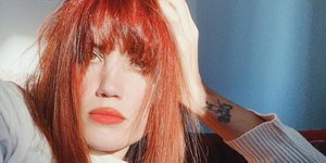 Η Μαίρη Συνατσάκη με άσπρη μπλούζα