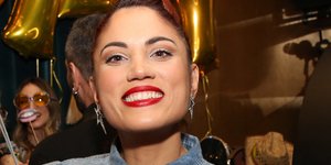 H Μαίρη Συνατσάκη με τζιν πουκάμισο 