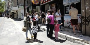 Παιδιά γονείς με μάσκες