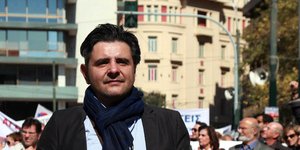 Ο φωτορεπόρτερ Μανώλης Κυπραίος που τραυματίστηκε σοβαρά από χειροβομβίδα κρότου λάμψης