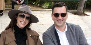 Η Μάρα Δεσύπρη με τον Αγγελο Μπράτη φορούν γυαλιά ηλίου