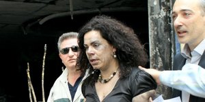 Υπάλληλος της Marfin που σώθηκε, εμφανώς σοκαρισμένη με σημάδια από τις φλόγες