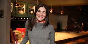 H Mαρία Ναυπλιώτου με γκρι πουλόβερ