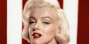 Μέριλιν Μονρόε σε ασπροκόκκινο φόντο