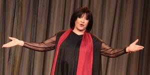 Η Μάρθα Καραγιάννη με μαύρο φόρεμα