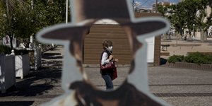Πολίτης με μάσκα προστασίας από τον κορωνοϊό σε δημόσιο χώρο στη Γαλλία