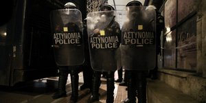 Αστυνομικοί των ΜΑΤ με προτεταμένες ασπίδες