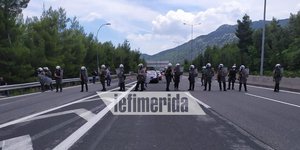 Διμοιρία των ΜΑΤ παραταγμένη στον δρόμο στο ύψος της Μαλακάσας