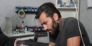Ο tattoo artist Γιώργος Μαυρίδης