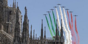 Ιταλικά μαχητικά στα χρώματα της Ιταλίας πάνω από το Ντουόμο του Μιλάνου