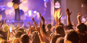 με ορθια χερια σε συναυλία