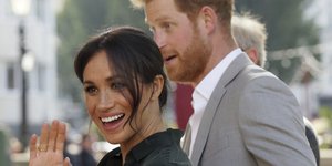 η Μέγκαν Μαρκλ χαιρετά και δίπλα της είναι ο πρίγκιπας Χάρι